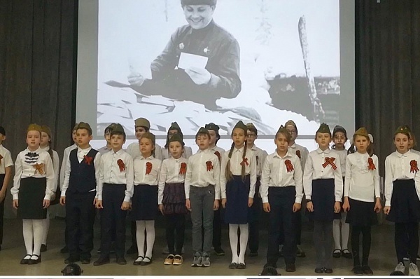 В школе № 2070 прошел литературно-музыкальный вечер, посвященный 75-летию Победы 